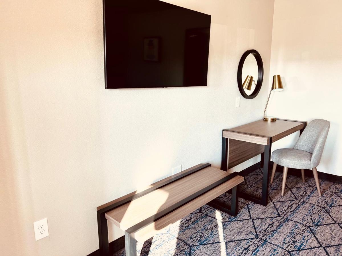 ホテル Ramada By Wyndham Modesto Yosemite Area エクステリア 写真