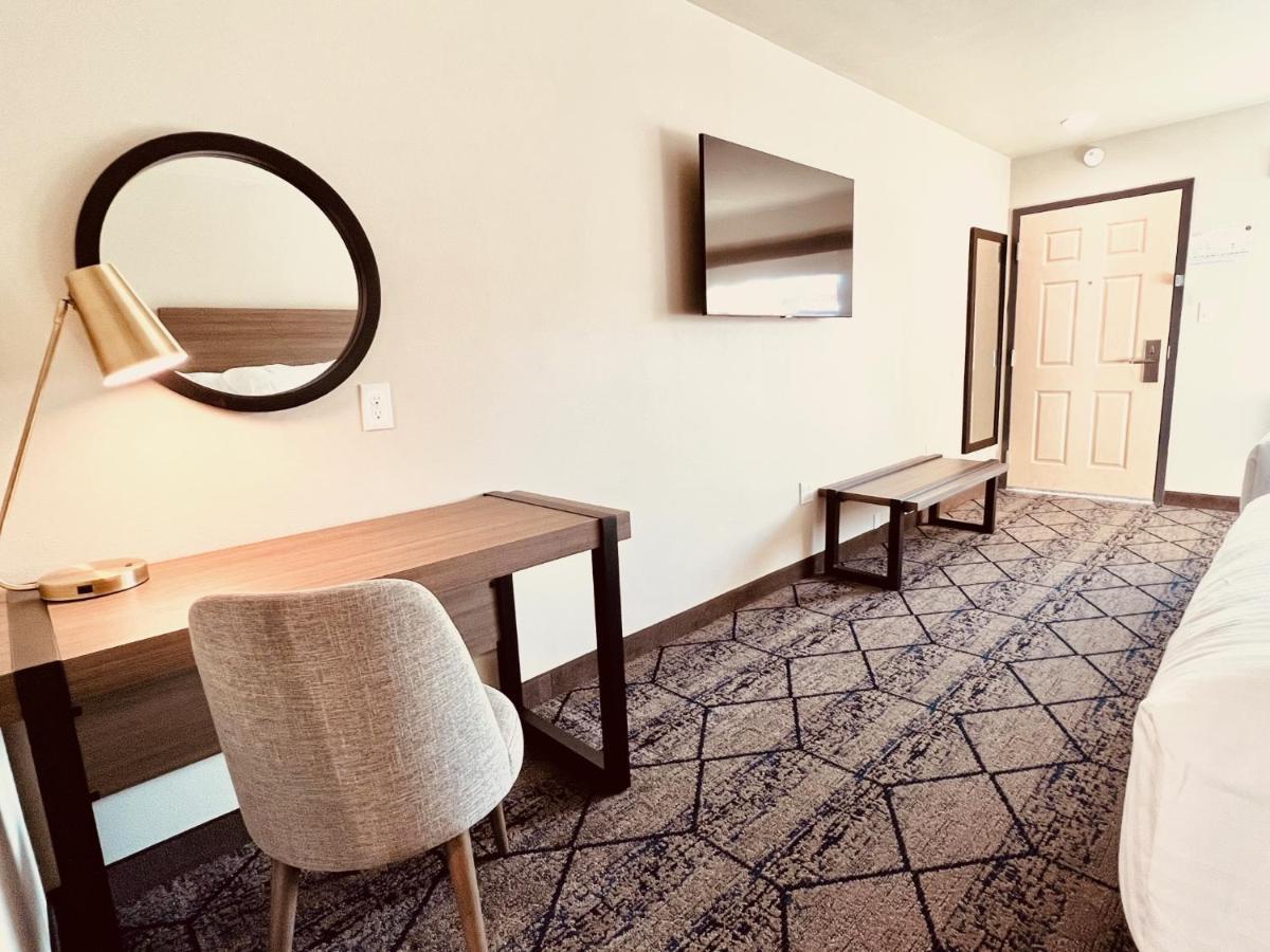 ホテル Ramada By Wyndham Modesto Yosemite Area エクステリア 写真