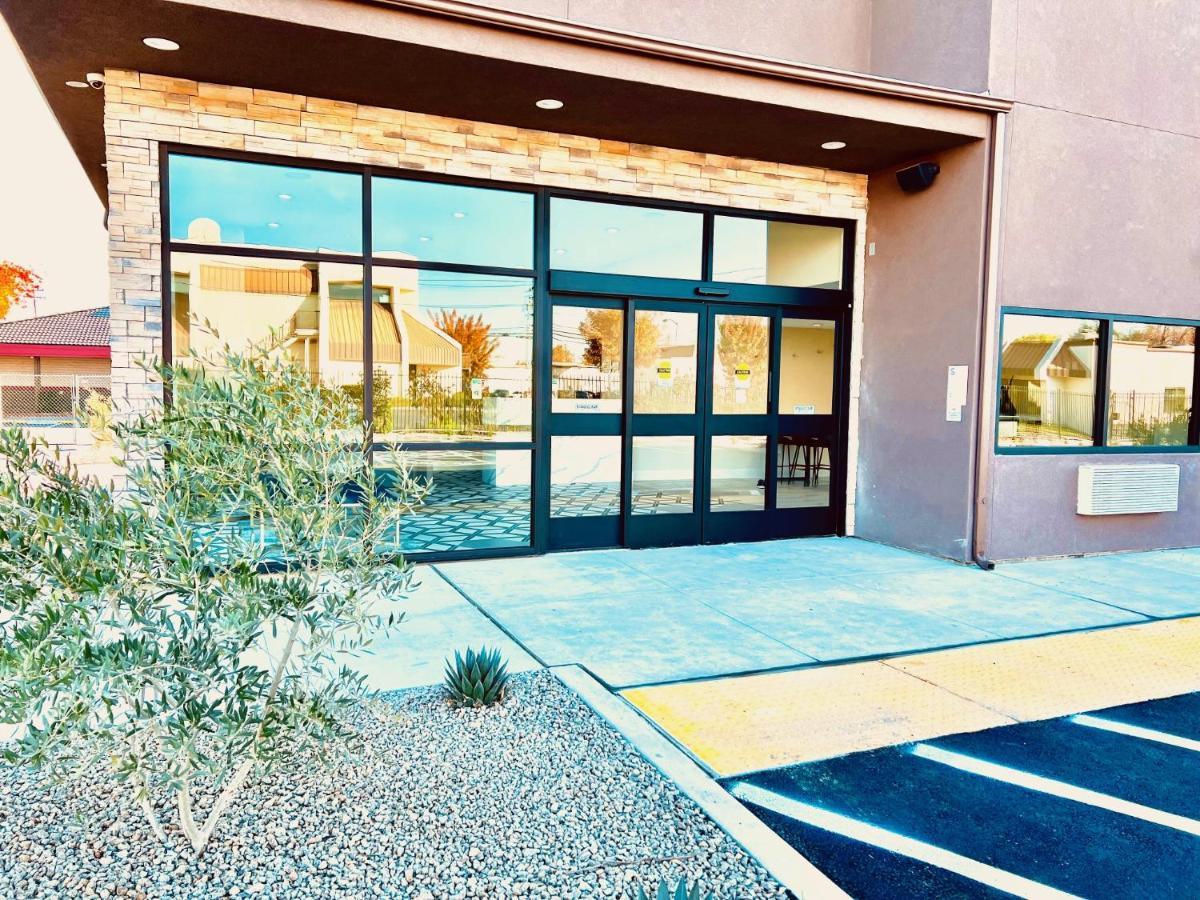 ホテル Ramada By Wyndham Modesto Yosemite Area エクステリア 写真