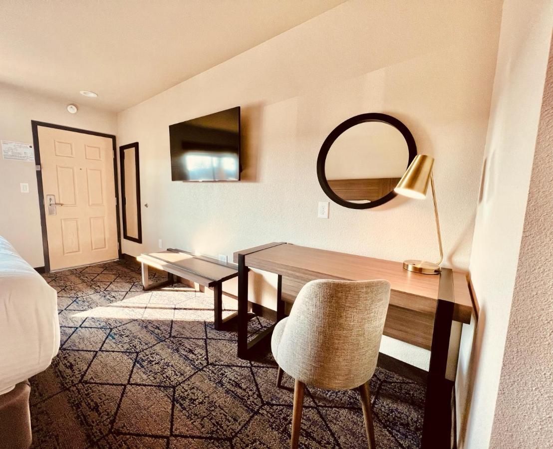 ホテル Ramada By Wyndham Modesto Yosemite Area エクステリア 写真