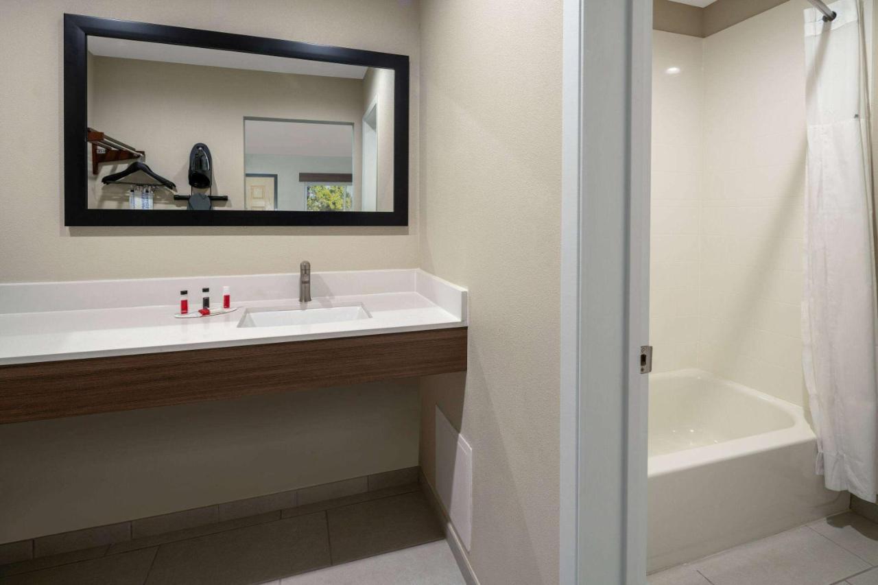 ホテル Ramada By Wyndham Modesto Yosemite Area エクステリア 写真