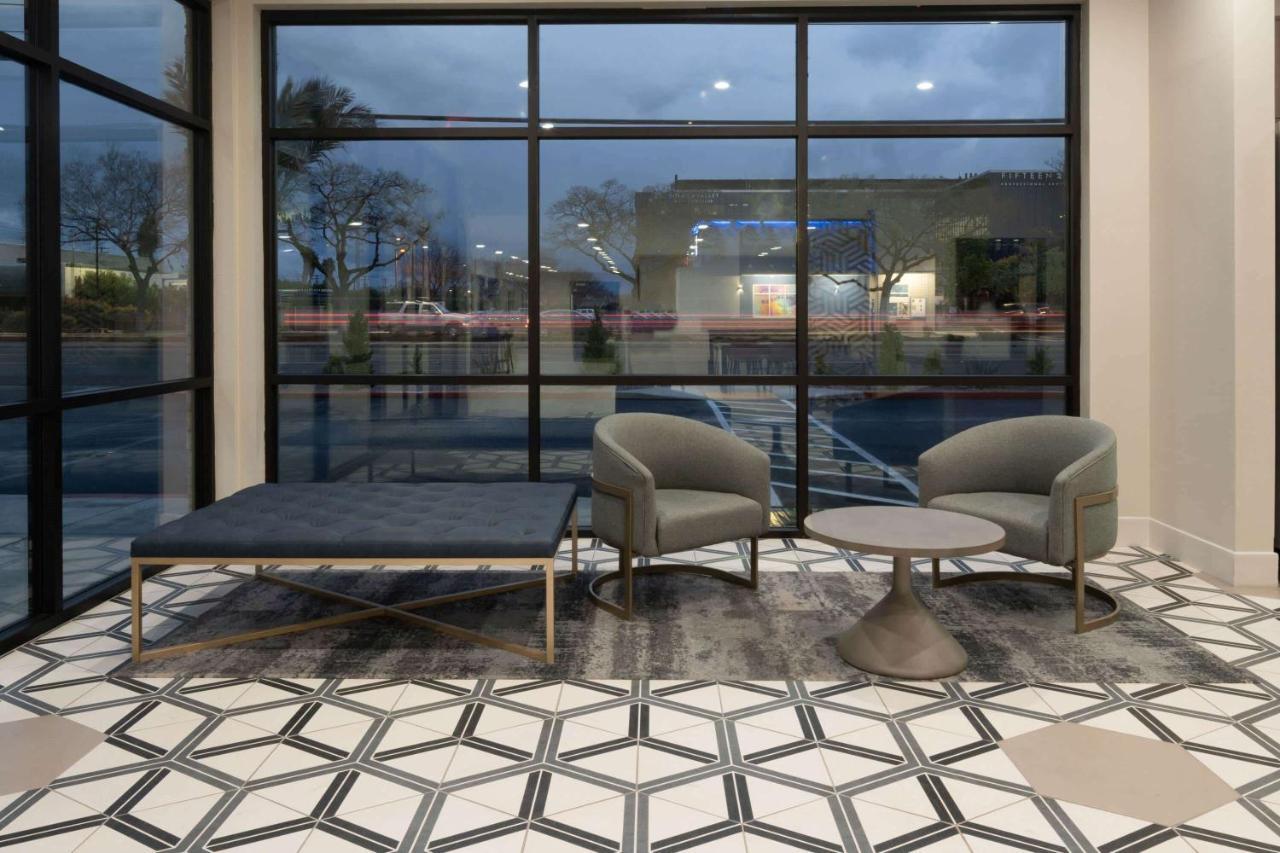 ホテル Ramada By Wyndham Modesto Yosemite Area エクステリア 写真