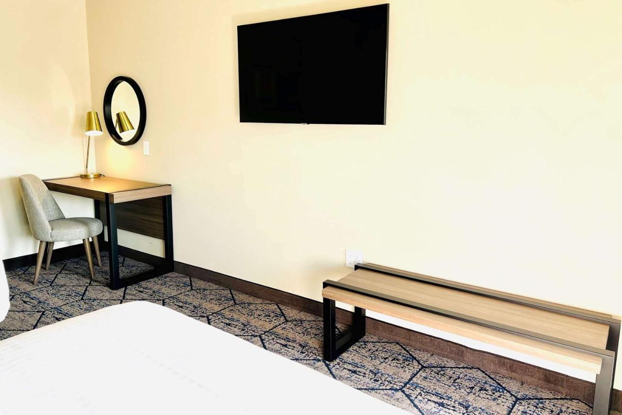 ホテル Ramada By Wyndham Modesto Yosemite Area エクステリア 写真