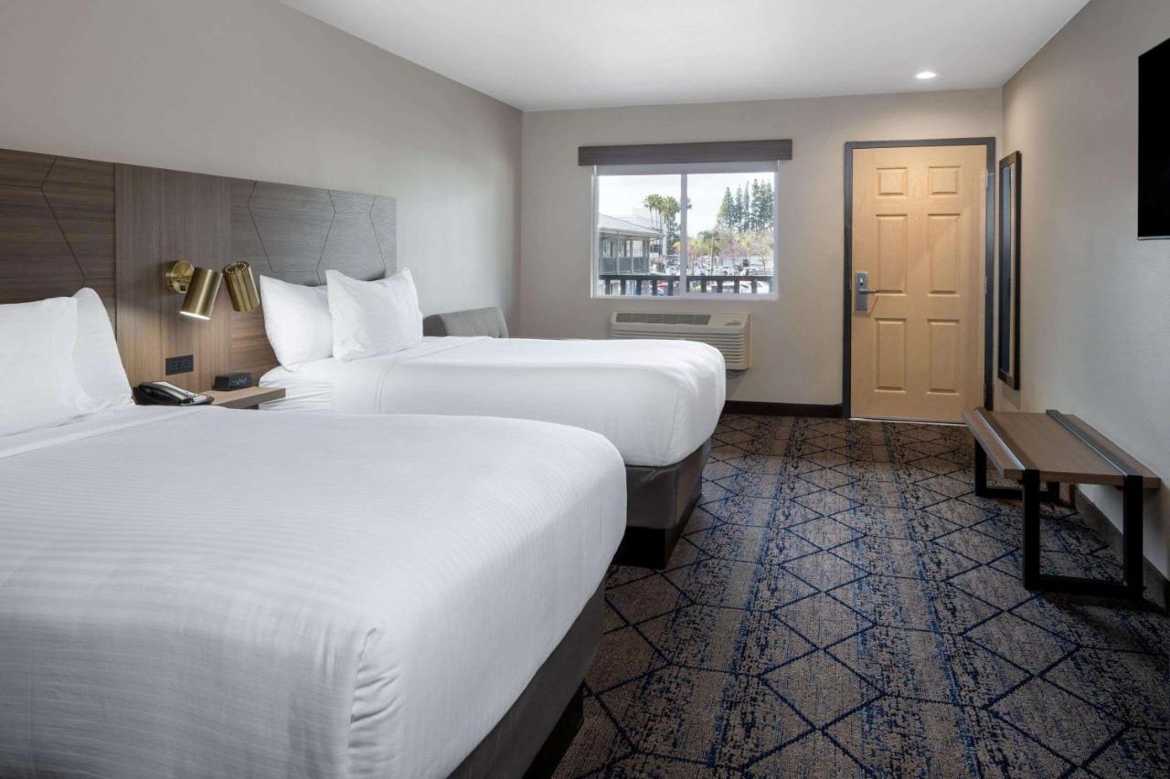 ホテル Ramada By Wyndham Modesto Yosemite Area エクステリア 写真