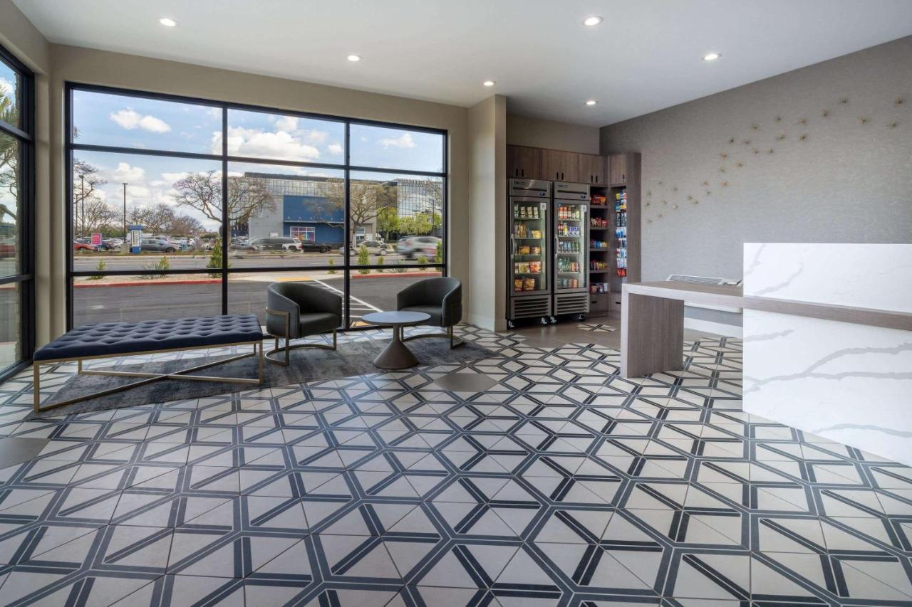 ホテル Ramada By Wyndham Modesto Yosemite Area エクステリア 写真