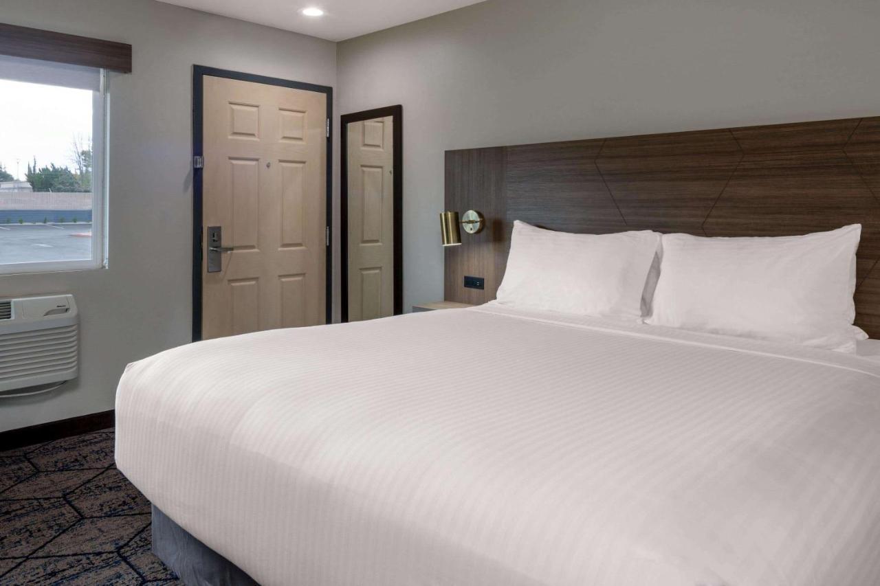 ホテル Ramada By Wyndham Modesto Yosemite Area エクステリア 写真