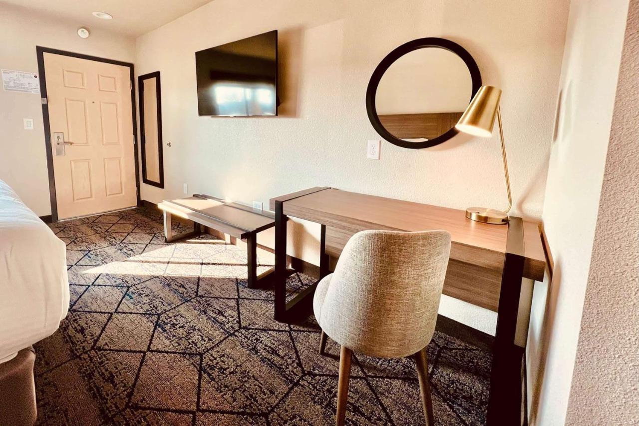 ホテル Ramada By Wyndham Modesto Yosemite Area エクステリア 写真