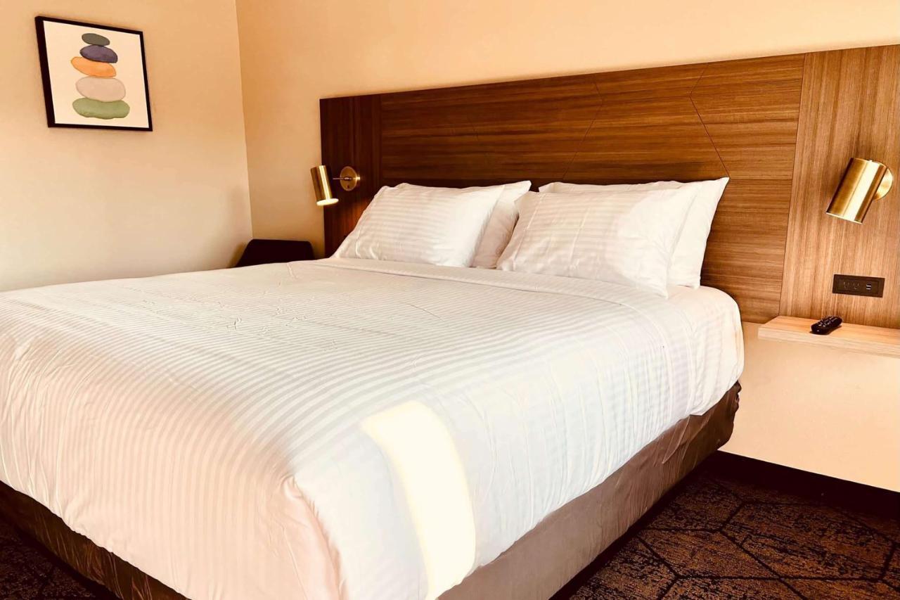 ホテル Ramada By Wyndham Modesto Yosemite Area エクステリア 写真