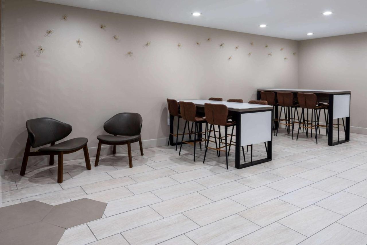 ホテル Ramada By Wyndham Modesto Yosemite Area エクステリア 写真
