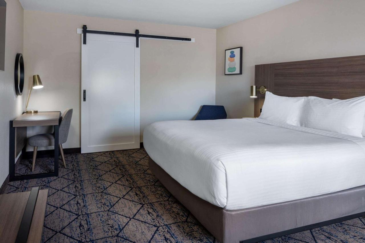 ホテル Ramada By Wyndham Modesto Yosemite Area エクステリア 写真