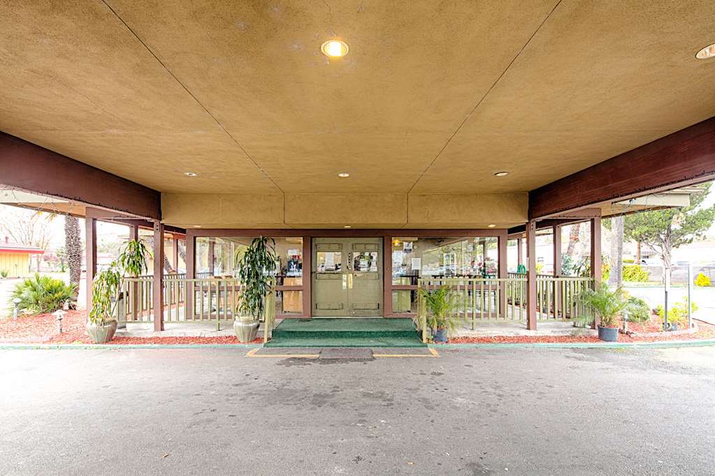 ホテル Ramada By Wyndham Modesto Yosemite Area エクステリア 写真