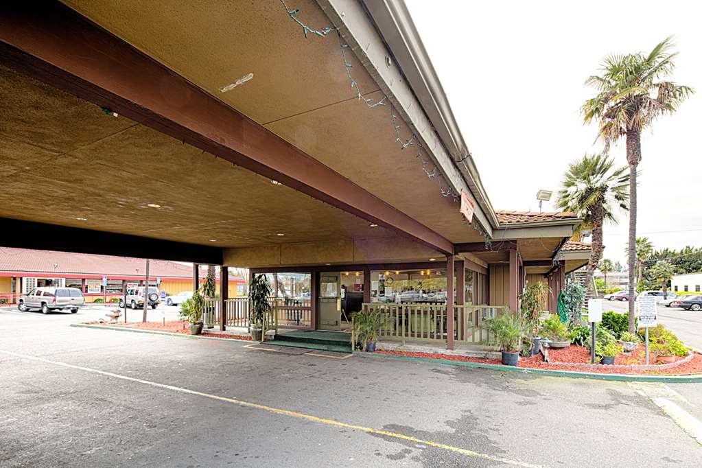 ホテル Ramada By Wyndham Modesto Yosemite Area エクステリア 写真
