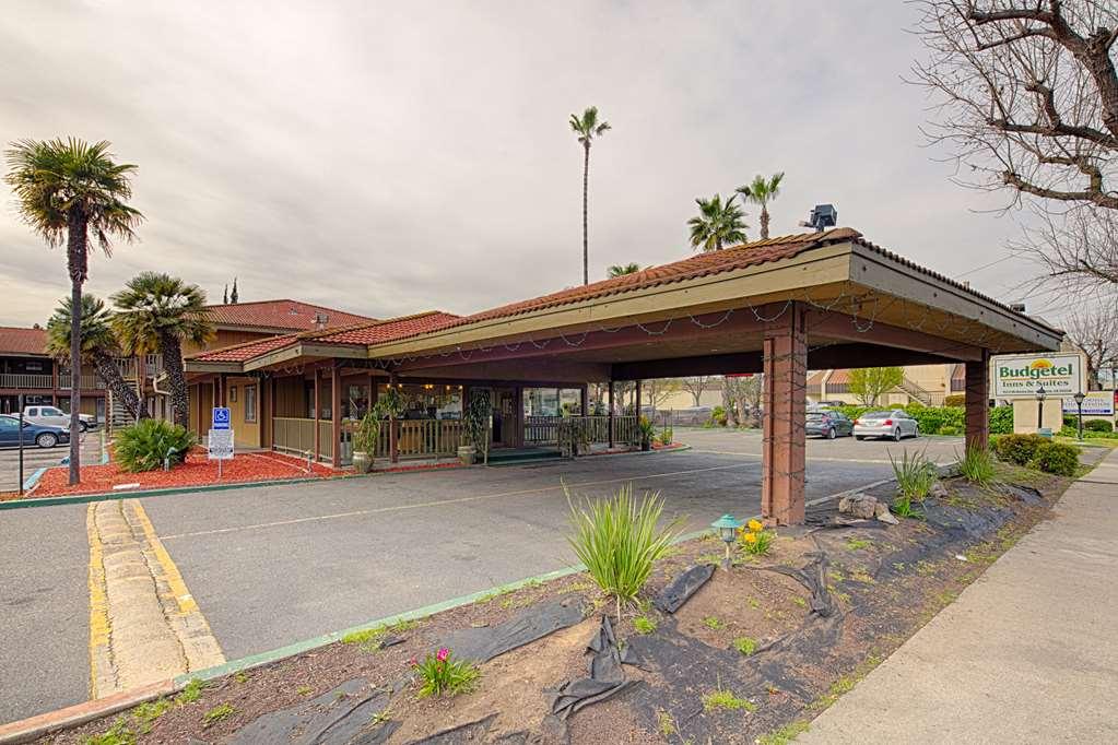 ホテル Ramada By Wyndham Modesto Yosemite Area エクステリア 写真